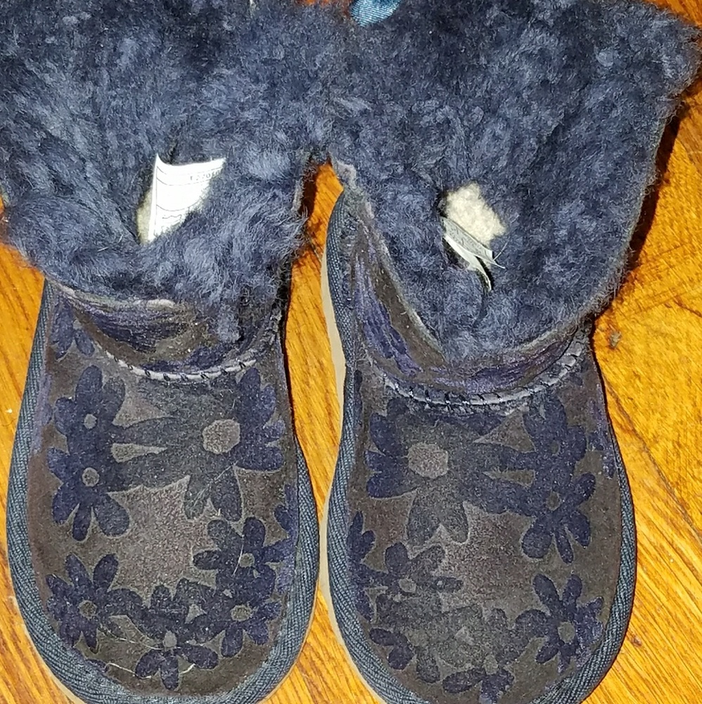 Toddler Uggs size 6